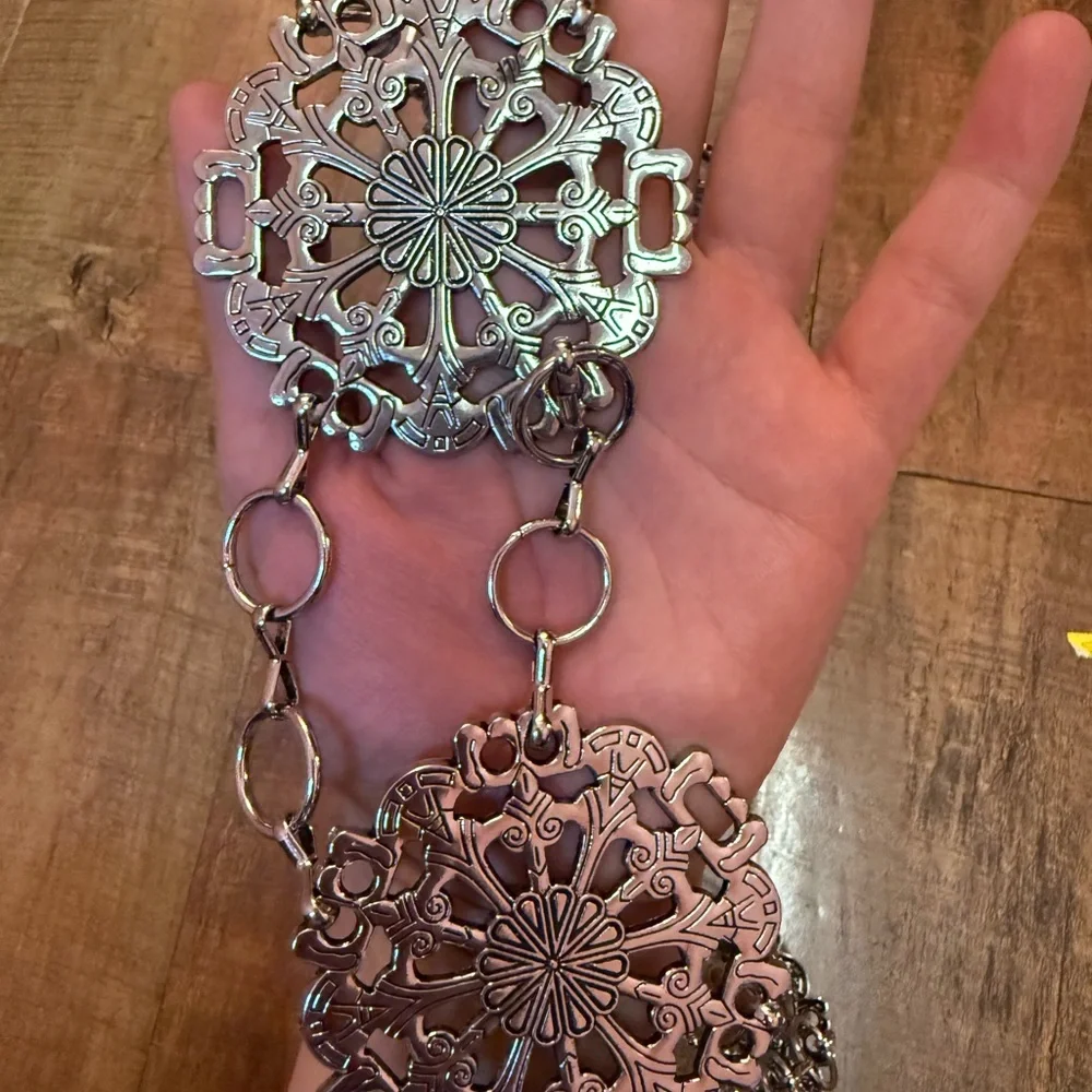 Windsor Silver Snowflake Medallion Chain Belt Western Statement Waist Belt NWT - Picture 6 of 7